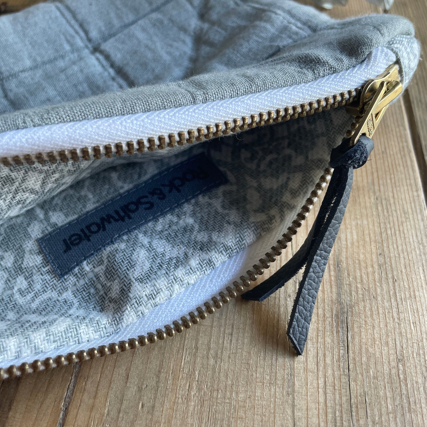Quilted zip pouch – first light
