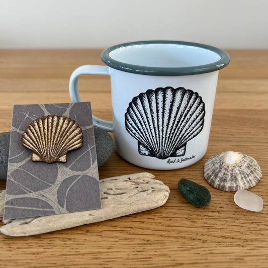 Shell brooch and mug gift set